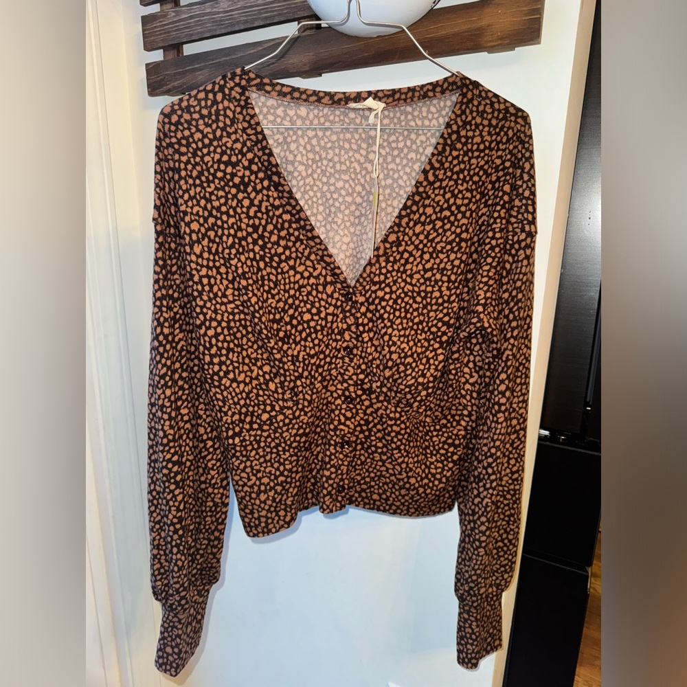 Hem and thread small leopard browns fitted puff sweater